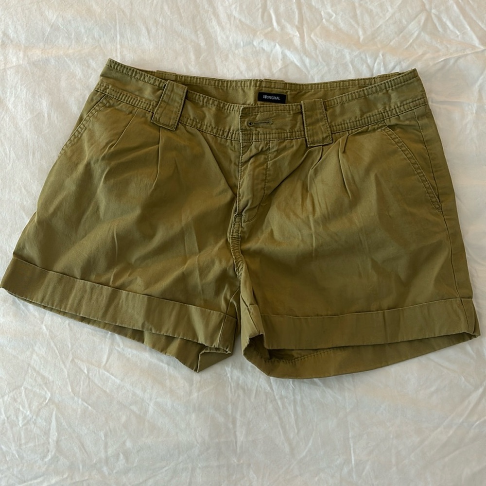 Gap cuffed olive green shorts